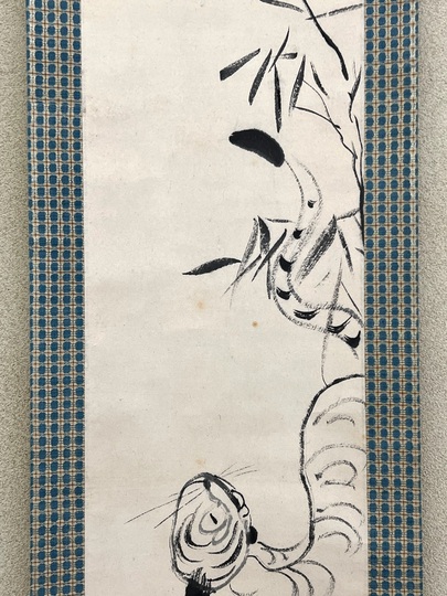 竹虎図 絹本 掛軸 箱入り 応拳 [B25192] 掛軸 竹虎図 猛虎図 開運 縁起物 鳥獣戯画 茶室 年中掛け 日本画